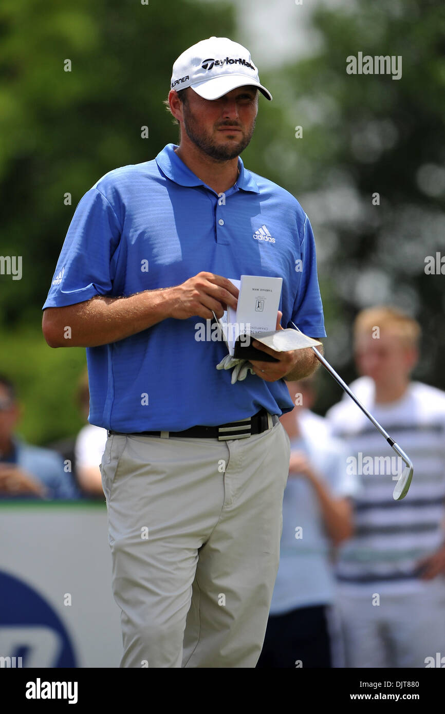 blake-adams-checking-his-score-sheet-during-the-hp-byron-nelson