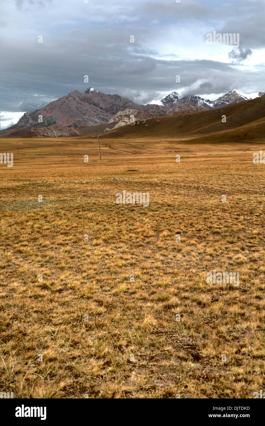 Road from Torugart pass to Tash Rabat valley, Naryn oblast, Kyrgyzstan Stock Photo