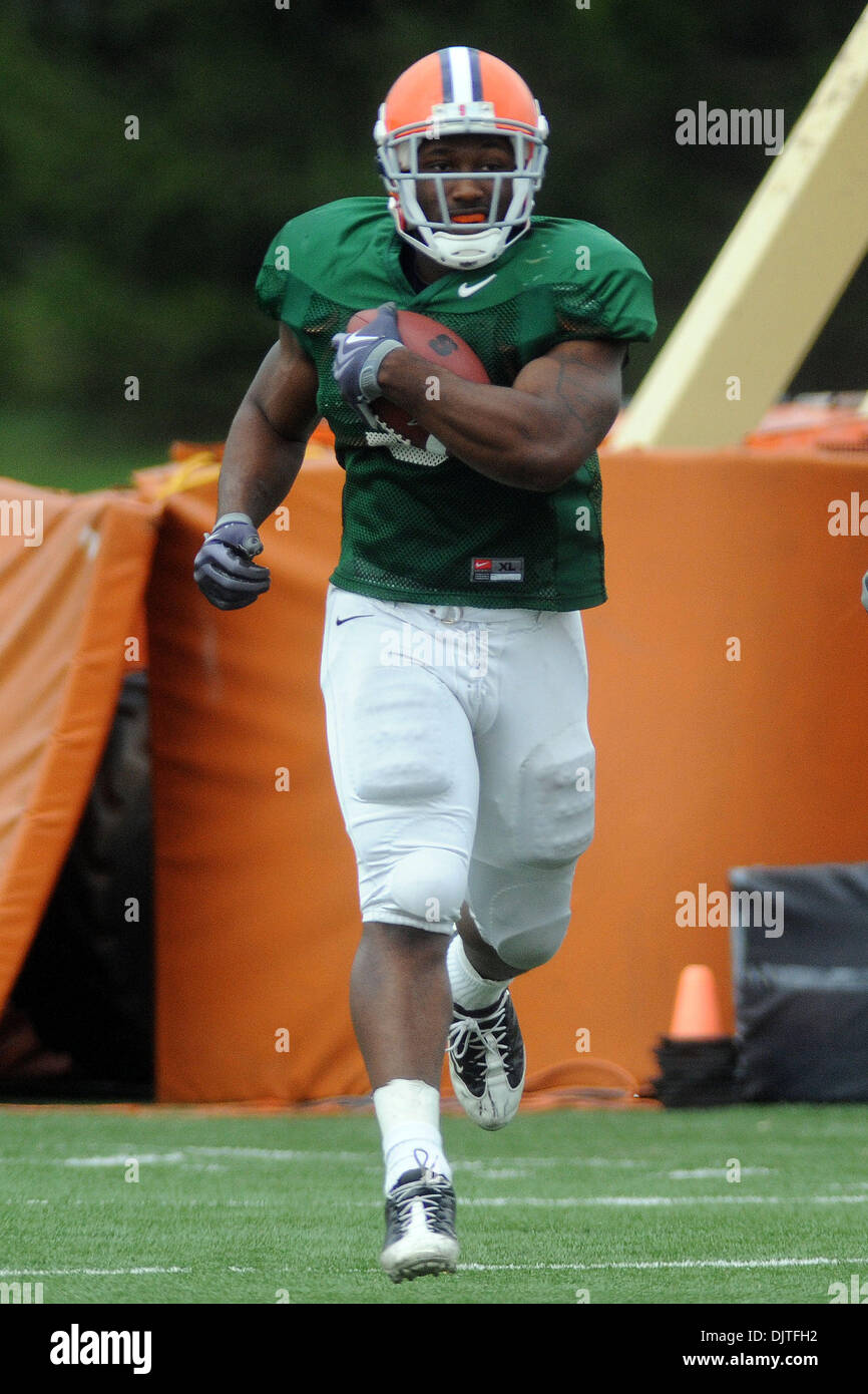 07 2010 Syracuse running back Delone Carter races up field with the