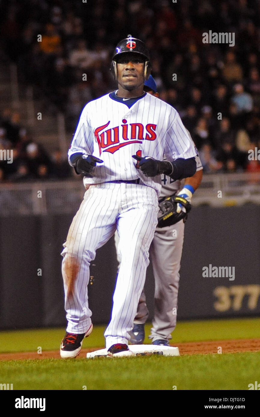Minnesota Twins second baseman Orlando Hudson 1 reaches third base on