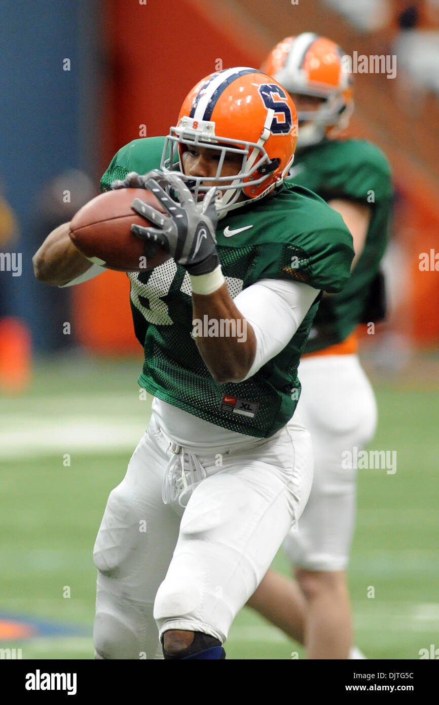 17 2010 Syracuse senior wide receiver Aaron Weaver (87) catches the