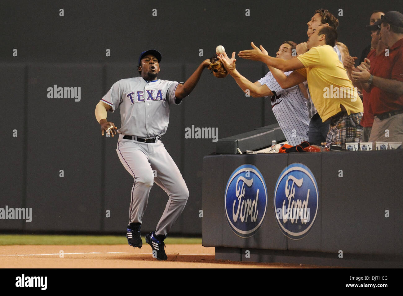 Texas Rangers right fielder Vladimir Guerrero attempts to catch a foul ...