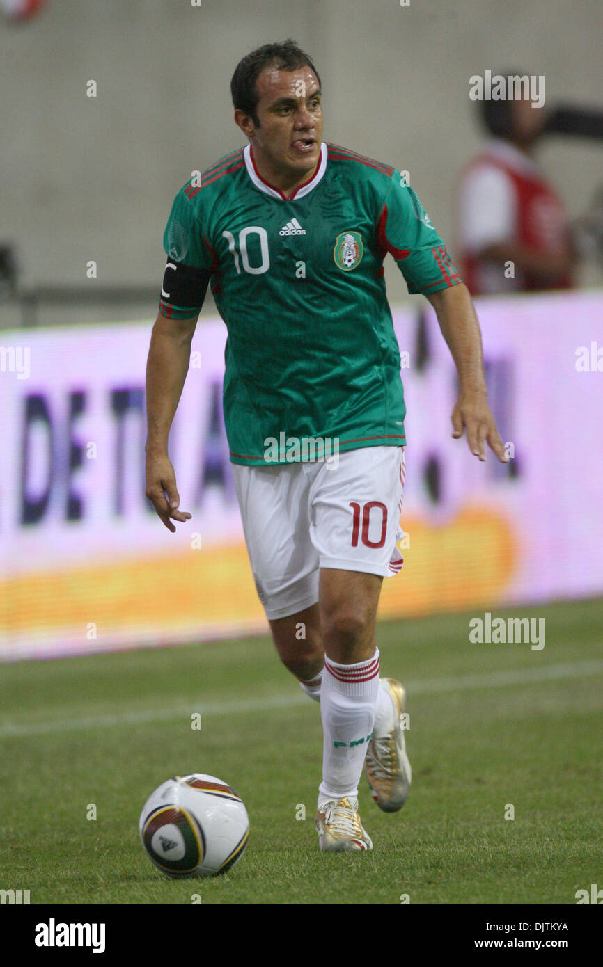 Cuauhtemoc Blanco (#10) Forward for Mexico looking to make a centering