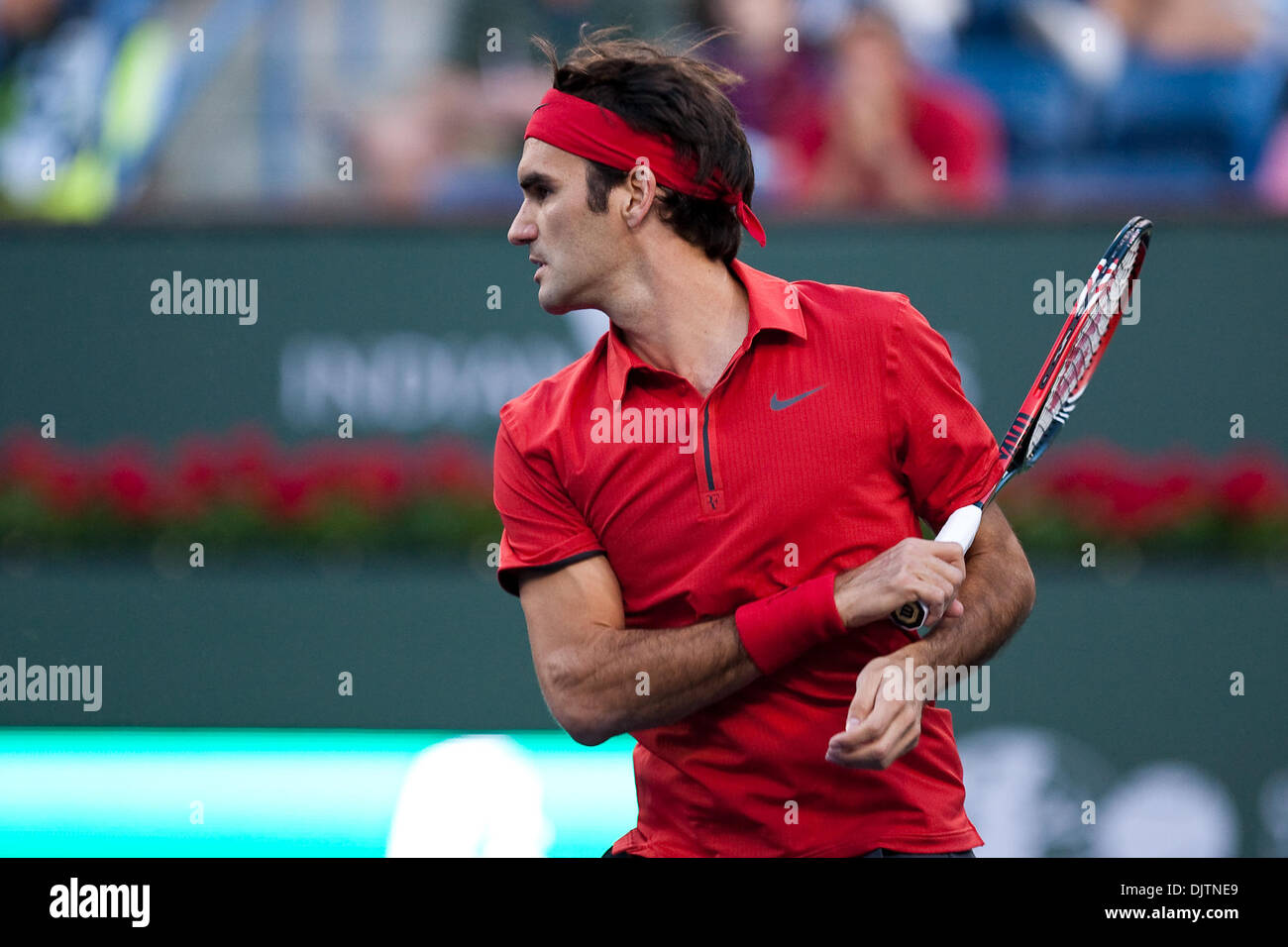 Roger FEDERER (SUI) red shirt vs Victor 