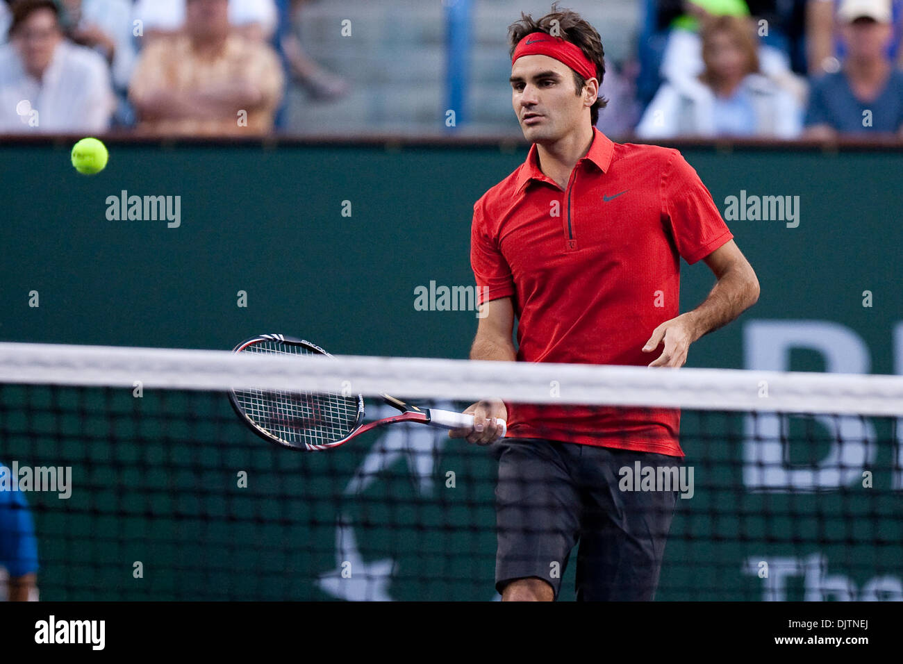 Roger FEDERER (SUI) red shirt vs Victor 