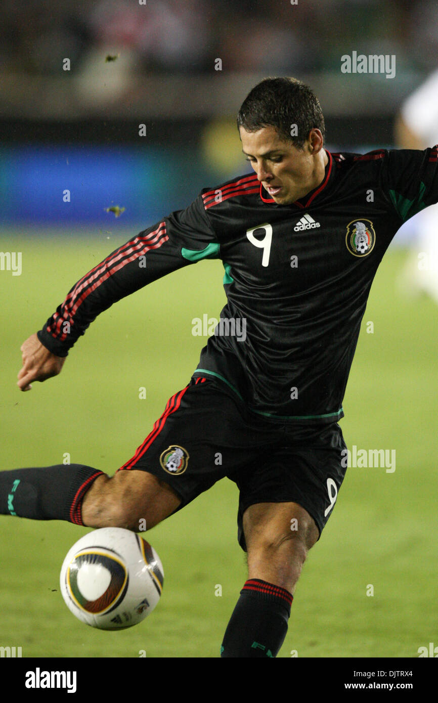 3 March 2010: Javier Hernandez crosses the ball during the New Zealand vs. Mexico international friendly at the Rose Bowl in Pasadena, California. Mexico went on to defeated New Zealand 2-0.  Mandatory Credit: Brandon Parry / Southcreek Global (Credit Image: © Brandon Parry/Southcreek Global/ZUMApress.com) Stock Photo