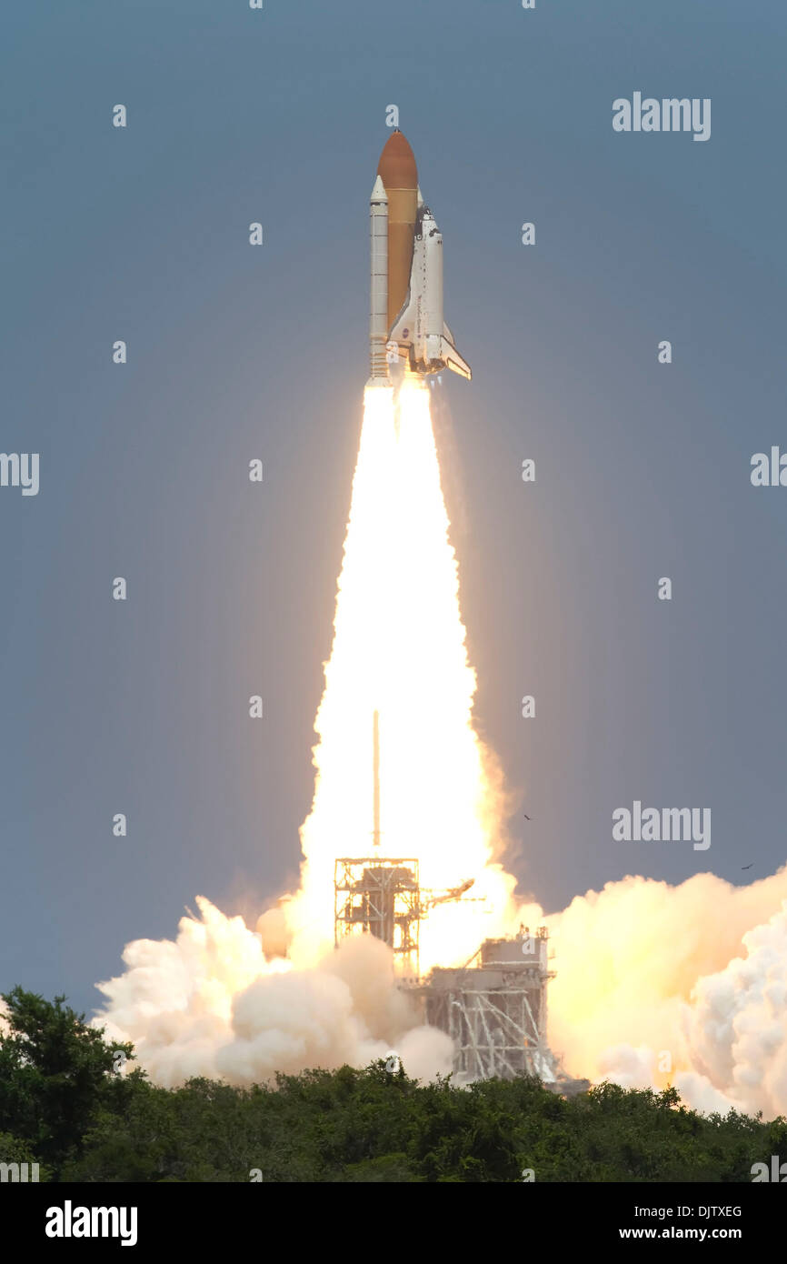 Space Shuttle Atlantis lifts off of launch pad 39-A at Kennedy Space ...