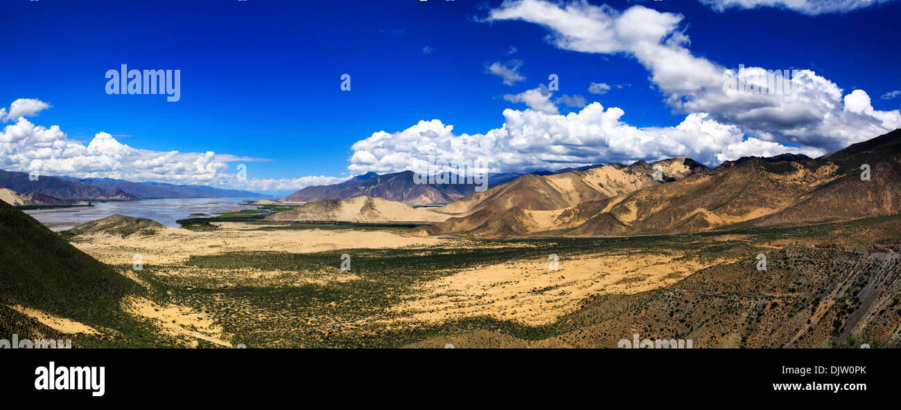 Yarlung Tsangpo (Brahmaputra) River valley, Lhoka (Shannan) Prefecture, Tibet, China Stock Photo