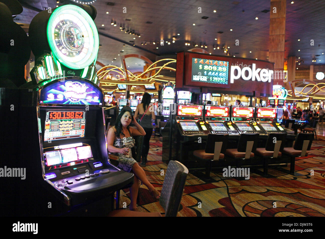 Gamblers in Las Vegas, gambling on slot machines, Nevada, USA Stock Photo