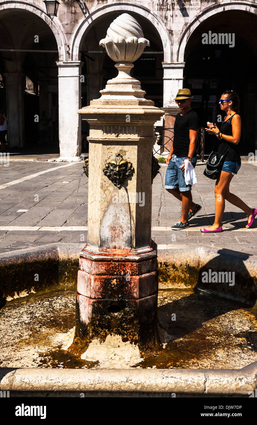 Drinking fountains hires stock photography and images Alamy