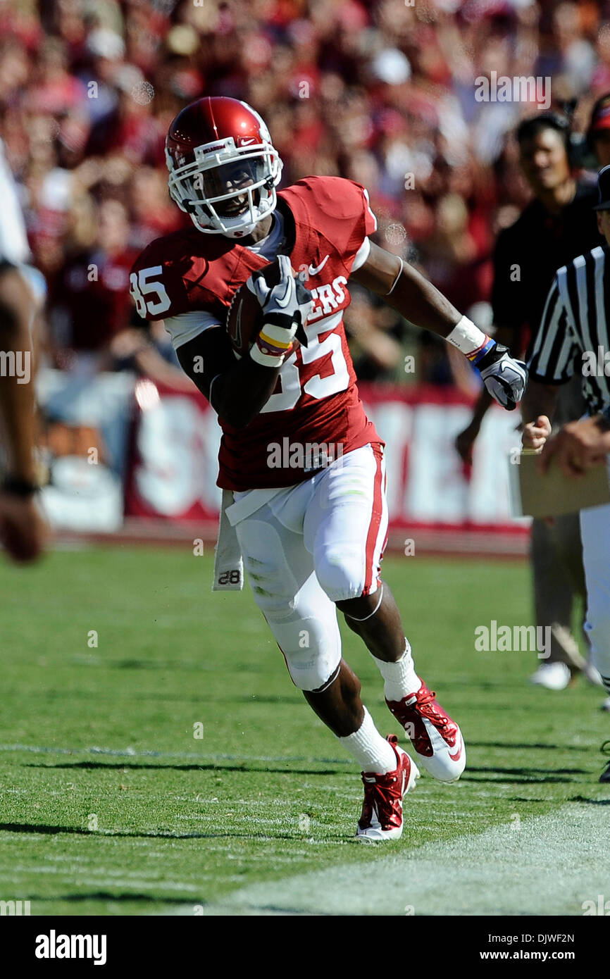 Oct. 2, 2010 - Dallas, Texas, United States of America - Oklahoma Sooners wide receiver Ryan Broyles (85) in action during the game between the University of Texas and the University of Oklahoma. The Sooners defeated the Longhorns 28-20 at the Cotton Bowl in Dallas, Texas. (Credit Image: © Jerome Miron/Southcreek Global/ZUMApress.com) Stock Photo