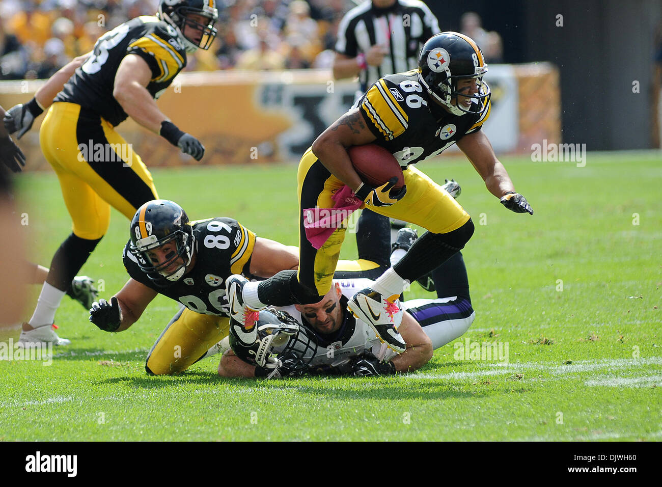 Oct. 3, 2010 - Pittsburgh, PENNSYLVANNIA, United States of America - Pittsburgh Steelers' wide receiver HINES WARD (86) escapes a tackle by Baltimore Ravens' linebacker JARRET JOHNSON (95) in the first quarter as the Steelers take on the Ravens at Heinz Field in Pittsburgh, PA....The Ravens defeat the Steelers, 17-14. (Credit Image: © Dean Beattie/Southcreek Global/ZUMApress.com) Stock Photo