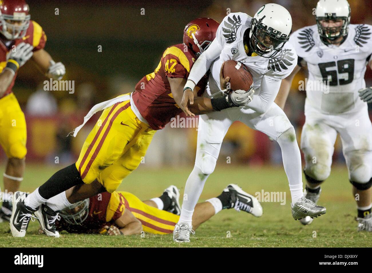 Oregon's Darron Thomas throws a pass during the first half of the BCS  National Championship NCAA college football game Monday, Jan. 10, 2011, in  Glendale, Ariz. (AP Photo/Charlie Riedel Stock Photo - Alamy