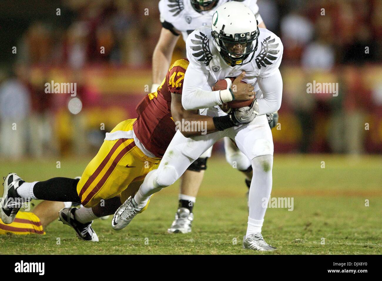 Oregon's Darron Thomas throws a pass during the first half of the BCS  National Championship NCAA college football game Monday, Jan. 10, 2011, in  Glendale, Ariz. (AP Photo/Charlie Riedel Stock Photo - Alamy