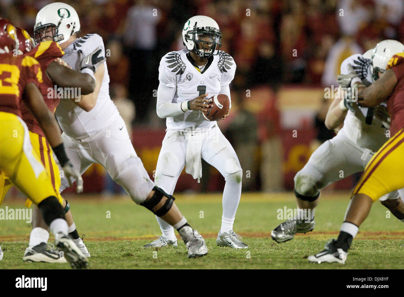 Oregon's Darron Thomas throws a pass during the first half of the BCS  National Championship NCAA college football game Monday, Jan. 10, 2011, in  Glendale, Ariz. (AP Photo/Charlie Riedel Stock Photo - Alamy