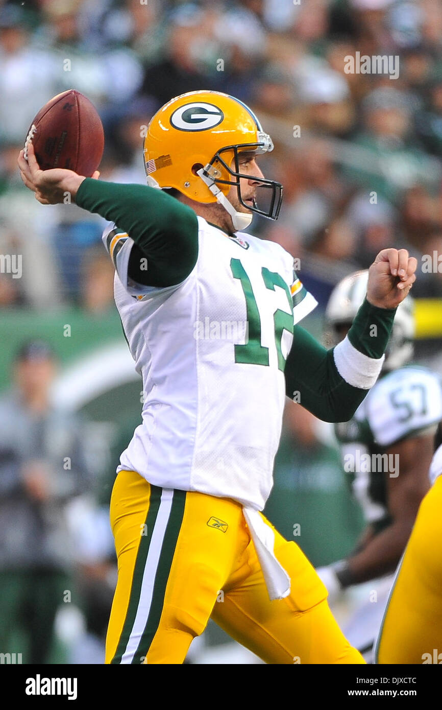 Aaron rodgers packers in green jersey hi res stock photography and images Alamy