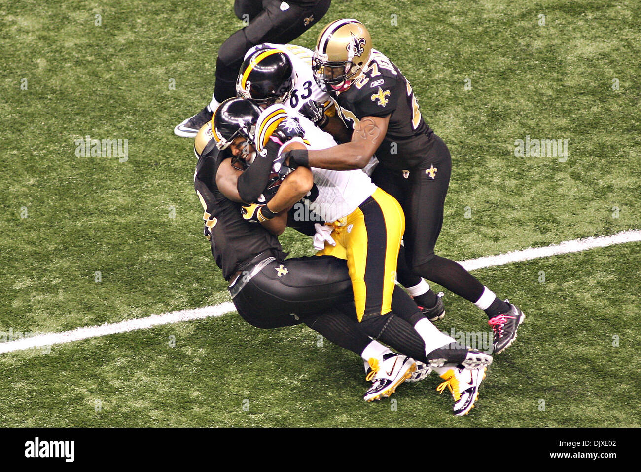 Oct 31, 2010: Pittsburgh Steelers wide receiver Hines Ward (86) gets tackled be Saints defenders during game action between the New Orleans Saints and the Pittsburgh Steelers at the Louisiana Superdome in New Orleans, Louisiana. The Saints won 20-10. (Credit Image: © Donald Page/Southcreek Global/ZUMApress.com) Stock Photo