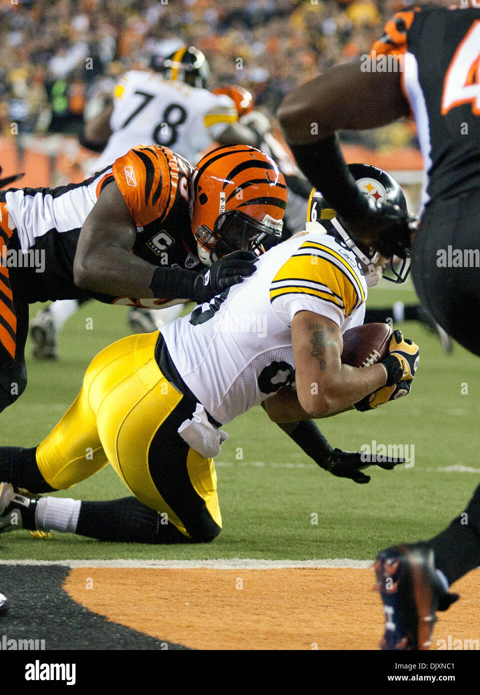 Nov. 8, 2010 - Cincinnati, Ohio, United States of America - Pittsburgh wide receiver Hines Ward (86) makes a diving catch for a touchdown vs the bengals in action from Paul Brown Stadium.The steelers went on to win 27 to 21. (Credit Image: © Wayne Litmer/Southcreek Global/ZUMApress.com) Stock Photo