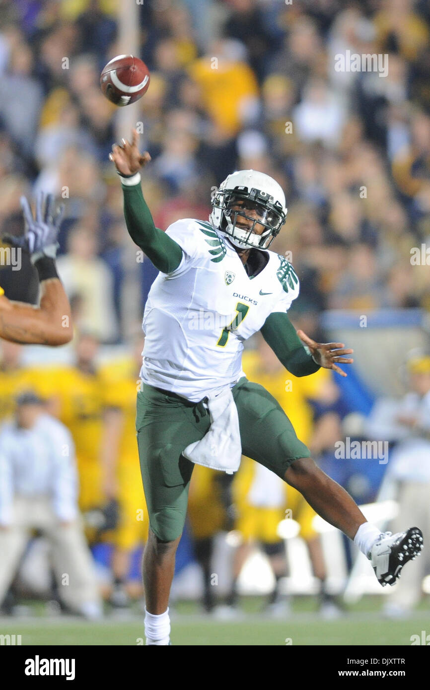 Oregon's Darron Thomas throws a pass during the first half of the BCS  National Championship NCAA college football game Monday, Jan. 10, 2011, in  Glendale, Ariz. (AP Photo/Charlie Riedel Stock Photo - Alamy