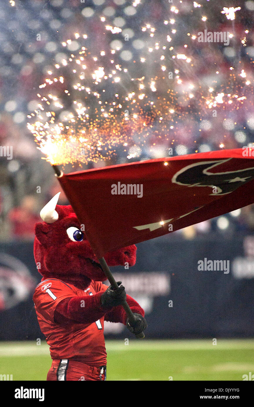 May 31, 2015: Houston Rockets mascot Clutch celebrates Houston