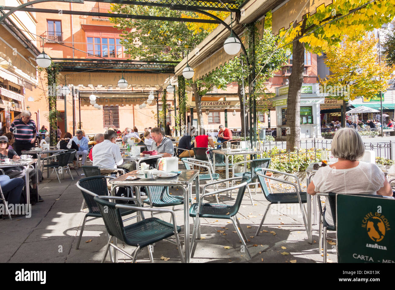 Cafe with people eating and drinking outside in the Spanish city of Granada Stock Photo