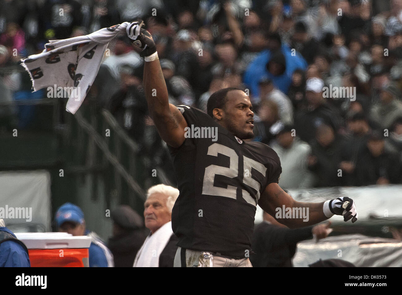 Dec 18, 2011; Oakland, CA, USA; Oakland Raiders running back Rock  Cartwright (25) warms up before the game against the Detroit Lions at O.co  Coliseum. Detroit defeated Oakland 28-27 Stock Photo - Alamy