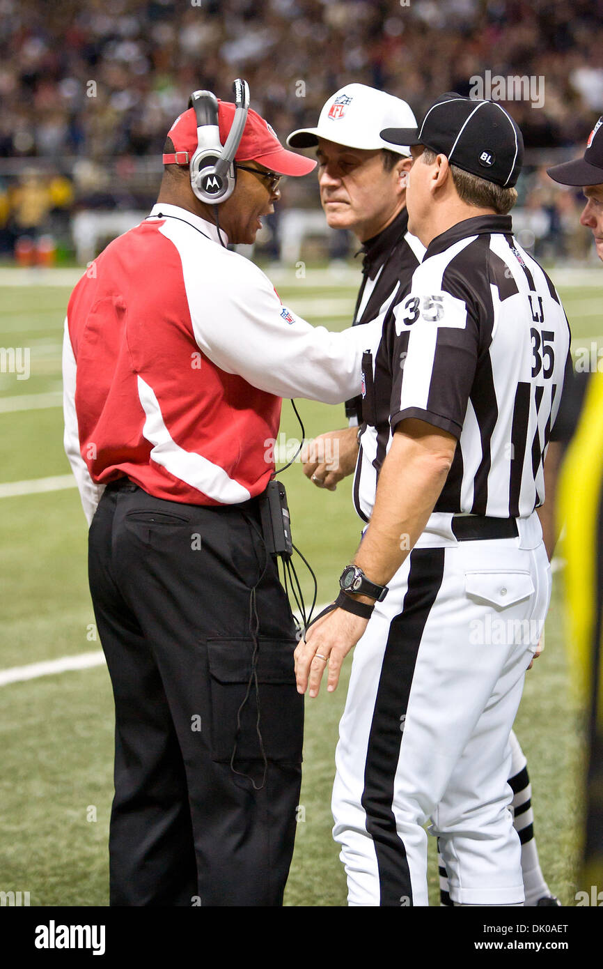 Dec. 26, 2010 - Saint Louis, Missouri, U.S - San Francisco 49ers head coach Mike Singletary has a few words with line judge John Hussey (35) during a game between the Saint Louis Rams and the San Francisco 49ers at the Edward Jones Dome in Saint Louis, Missouri. The Rams defeated the 49ers 25-17. (Credit Image: © Jimmy Simmons/Southcreek Global/ZUMAPRESS.com) Stock Photo