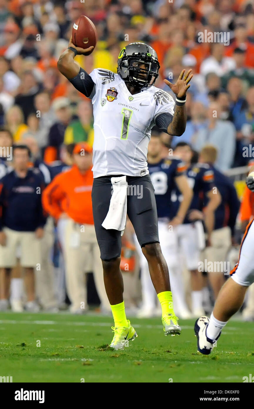 Jan. 10, 2011 - Glendale, Arizona, U.S - Oregon Ducks running back  LaMichael James (21) goes in for the score during game action of the BCS  National Championship game, between the #2