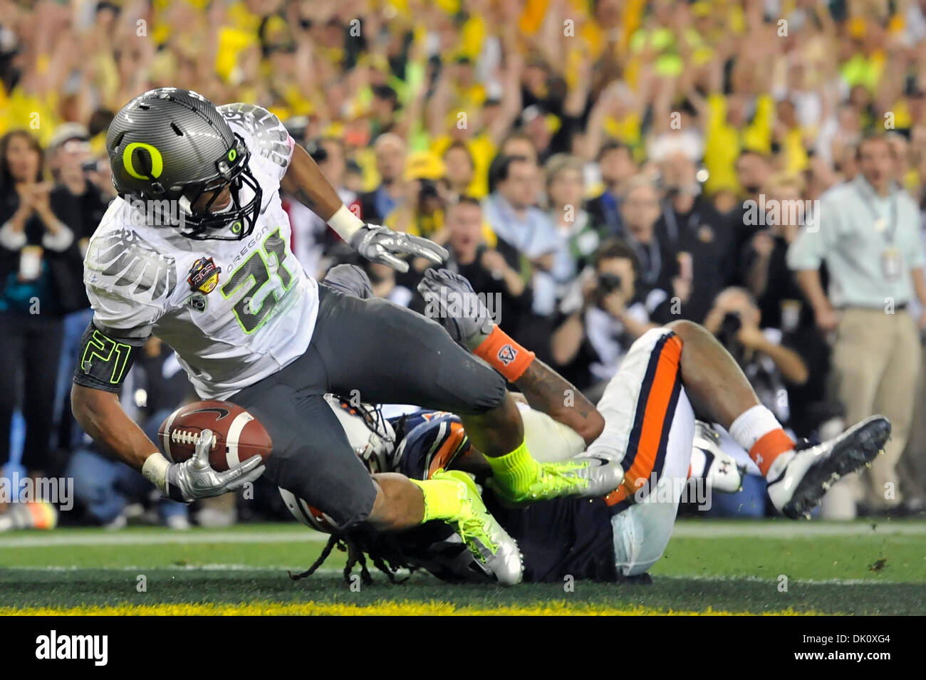 Jan. 10, 2011 - Glendale, Arizona, U.S - Oregon Ducks running back  LaMichael James (21) goes in for the score during game action of the BCS  National Championship game, between the #2