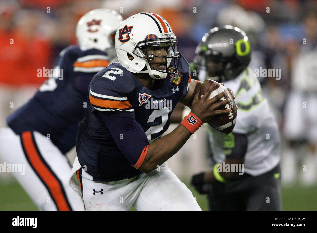 Oregon's Darron Thomas throws a pass during the first half of the BCS  National Championship NCAA college football game Monday, Jan. 10, 2011, in  Glendale, Ariz. (AP Photo/Charlie Riedel Stock Photo - Alamy