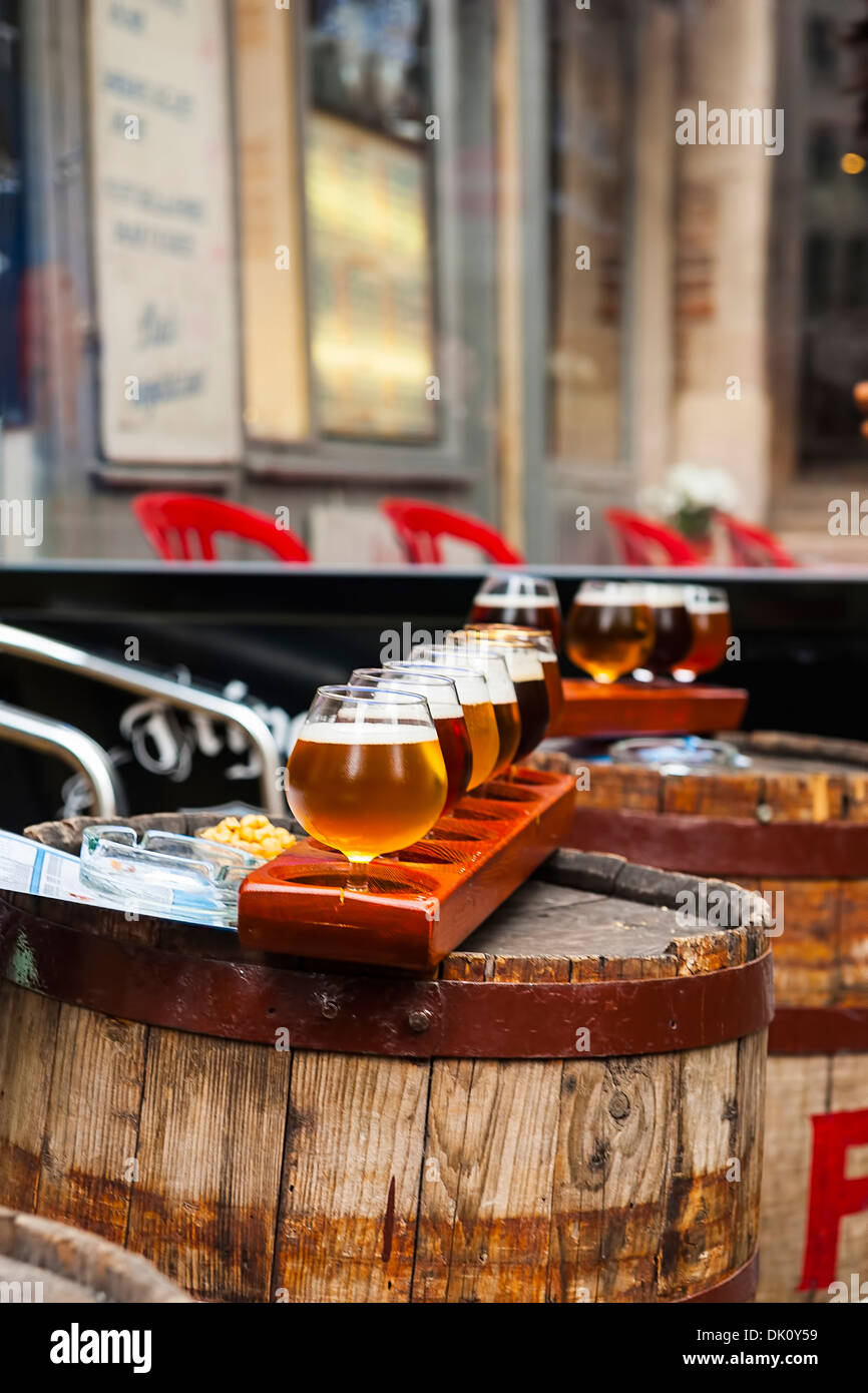 Pub queue hi-res stock photography and images - Alamy