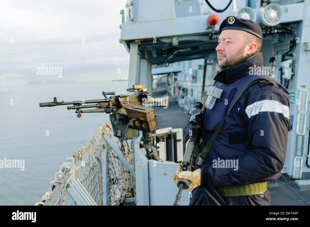 Belfast, Northern Ireland. 30th Nov 2013 - Royal Navy sailor guards HMS Monmouth, a Royal Navy type 23 Frigate with a SA80 machine gun, and General Purpose Machine gun. Credit:  Stephen Barnes/Alamy Live News Stock Photo