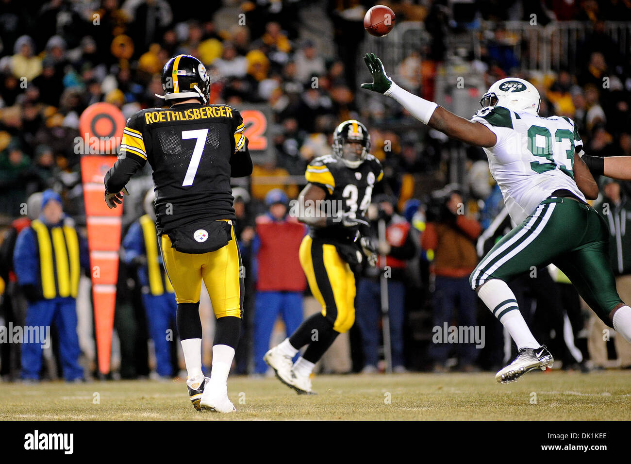 Jan. 24, 2011 - Pittsburgh, PENNSYLVANNIA, U.S - Pittsburgh Steelers  defensive tackle Casey Hampton (98) on the sideline during the first  quarter as the Steelers take on the Jets in the AFC