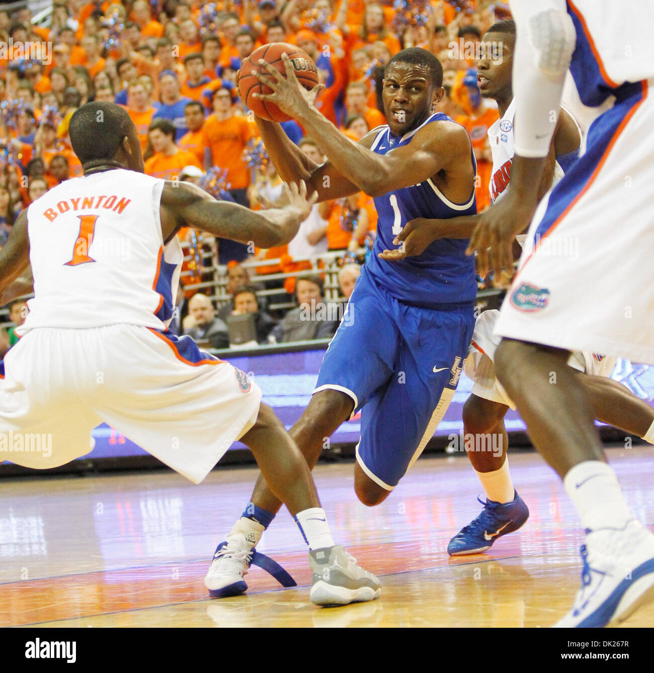 Feb. 5, 2011 - Gainesville, Ky., US - Kentucky's Darius Miller drove toward the basket guarded by Kenny Boynton, left and Patric Young, right during the first half of the Kentucky at Florida men's SEC basketball game at O'Connell Center in Gainesville, Ky., on Saturday Feb. 5, 2011.   Florida lead 34-32- at halftime. Photo by Pablo Alcala | Staff (Credit Image: © Lexington Herald-L Stock Photo