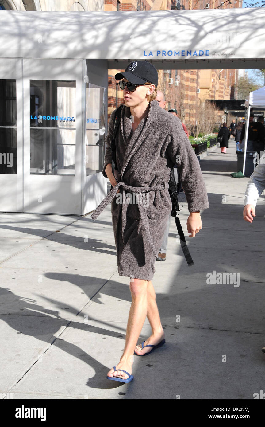 Austin Butler wears a bathrobe on set of 'The Carrie Diaries' new