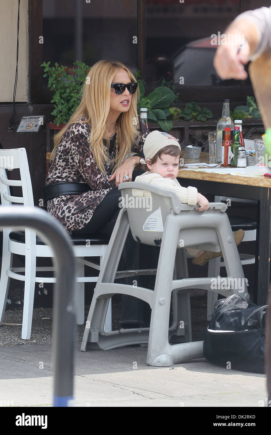 does rachel zoe smoke cigarettes Rachel Zoe and son Skyler Berman eating at Toast Los Angeles, California -  29.03.12 Stock Photo
