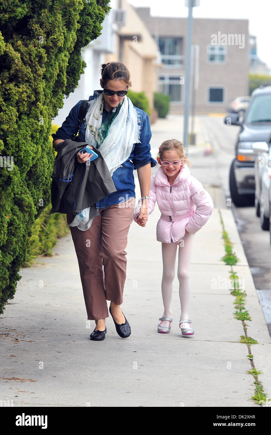 Jennifer Garner and eldest daughter Violet Affleck are seen on their
