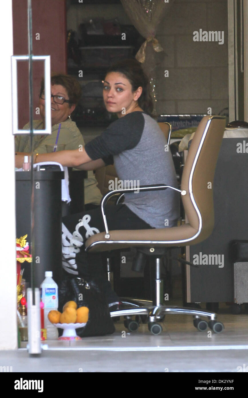 Mila kunis wears no makeup hi-res stock photography and images - Alamy