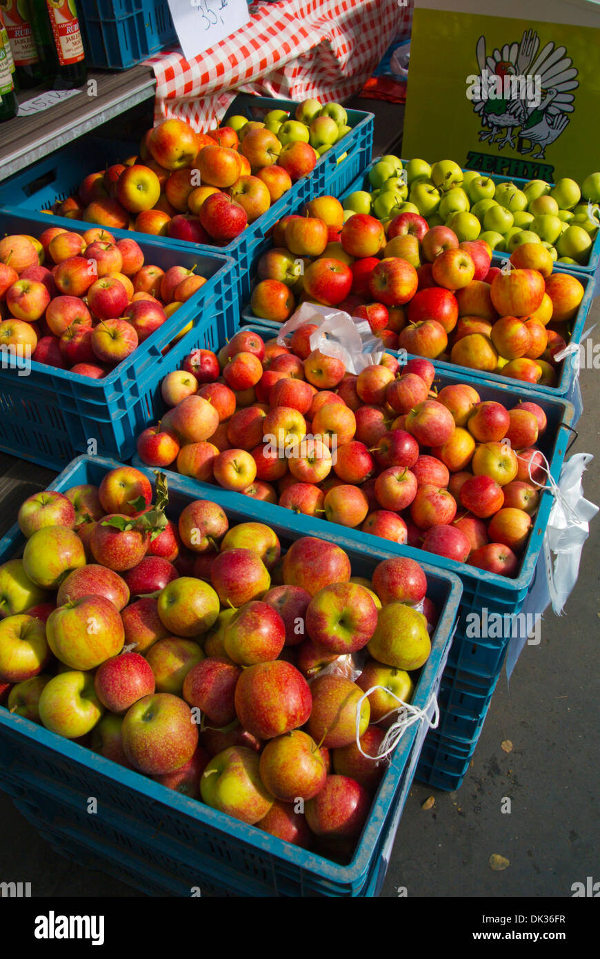 https://c8.alamy.com/comp/DK36FR/czech-apples-farmers-market-jiriho-z-podebrad-square-zizkov-district-DK36FR.jpg