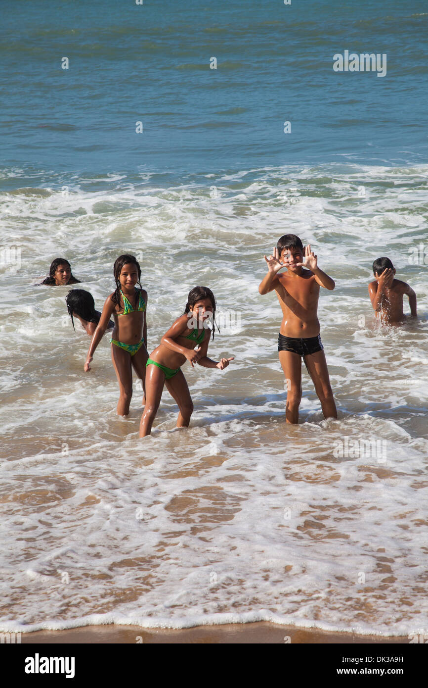 女子purenudism.com Brazil Kids at Praia do Meireles, Fortaleza, Brazil Stock Photo - Alamy