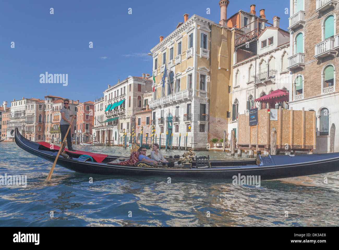 Couple on gondola venice hi-res stock photography and images - Alamy