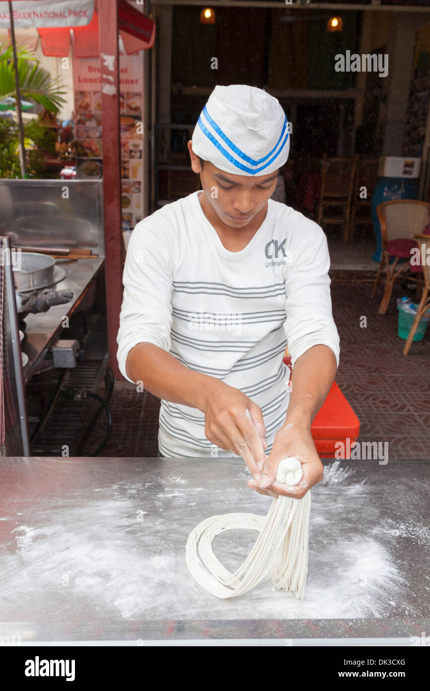 https://c8.alamy.com/comp/DK3CXG/noodle-maker-at-a-phnom-penh-restaurant-cambodia-DK3CXG.jpg