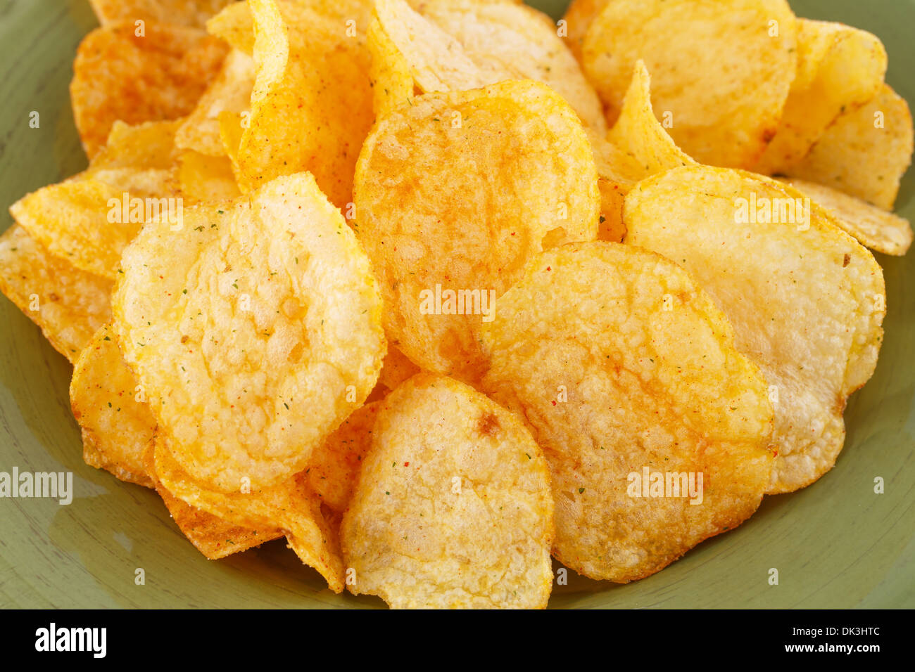 Можно ли кормящей чипсы. Чипсы с изюмом. Вредный состав чипсов. Фото сырных чипсов. Самые натуральные чипсы.