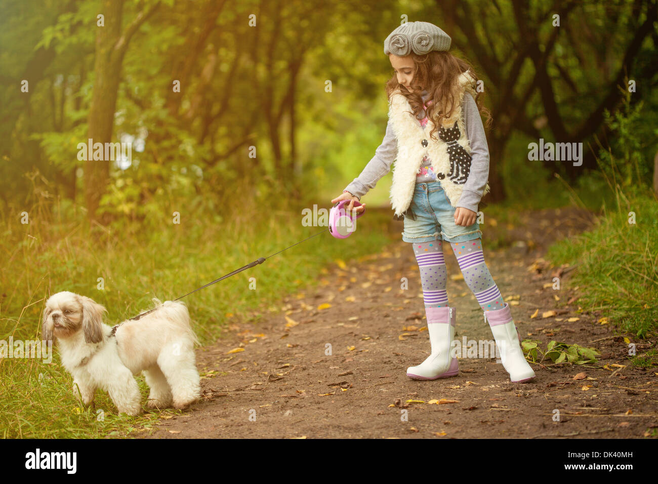 Девочка 12 лет с собакой. Девочка на прогулке. Девочка гуляет с собакой. Девочка с собачкой. Девочка гуляет в парке.