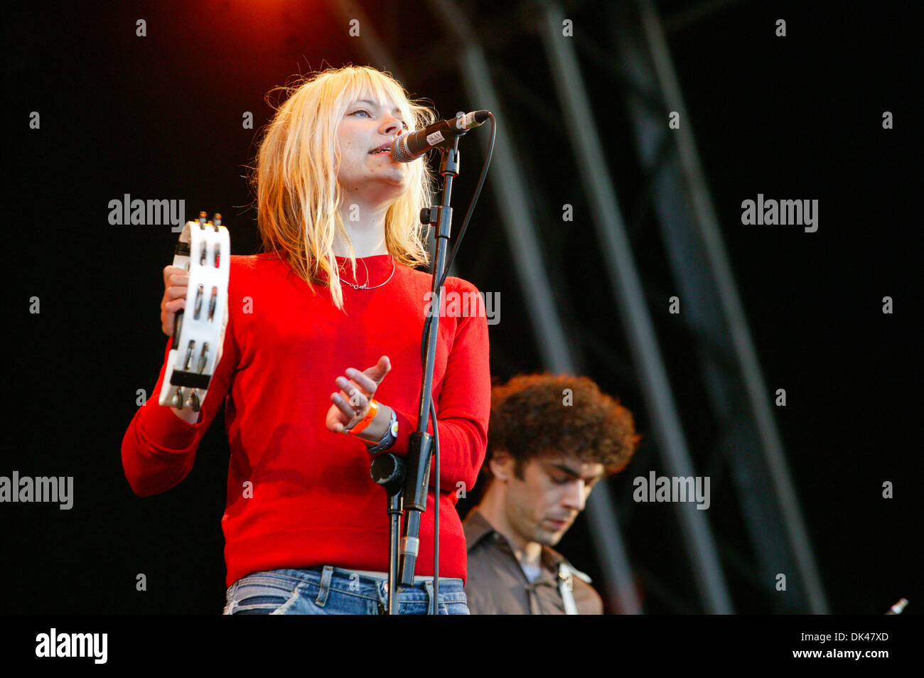 Liela Moss lead singer in The Duke Spirit band performing at the Glastonbury Festival 2004. Stock Photo