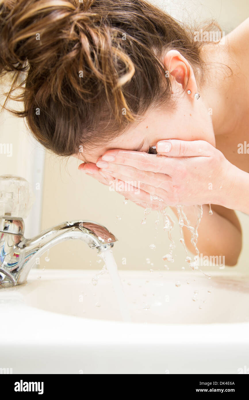 Girl Washing Face Stock Photos & Girl Washing Face Stock Images Alamy