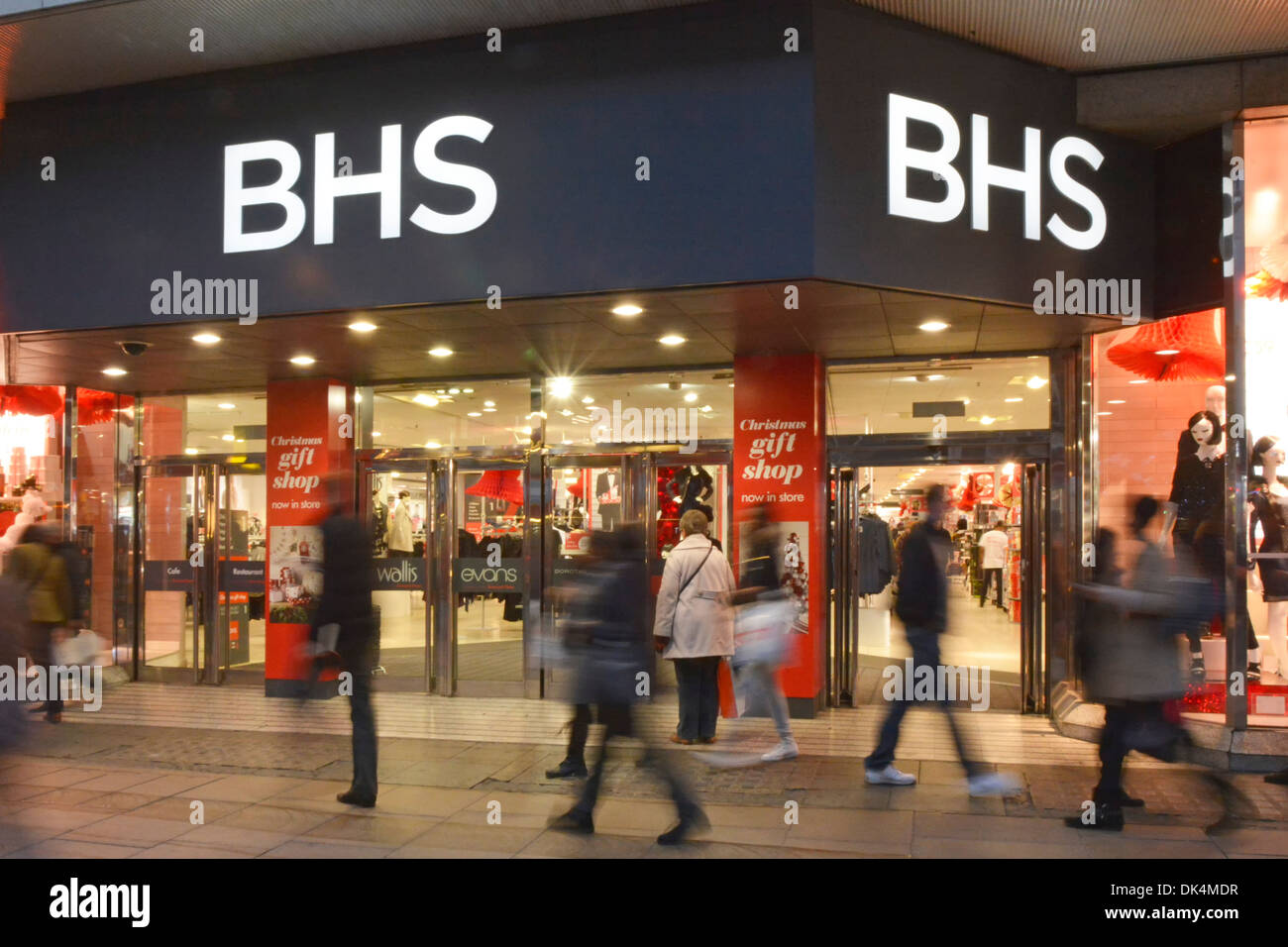 Evening shoppers outside BHS store entrance in Oxford Street Stock Photo