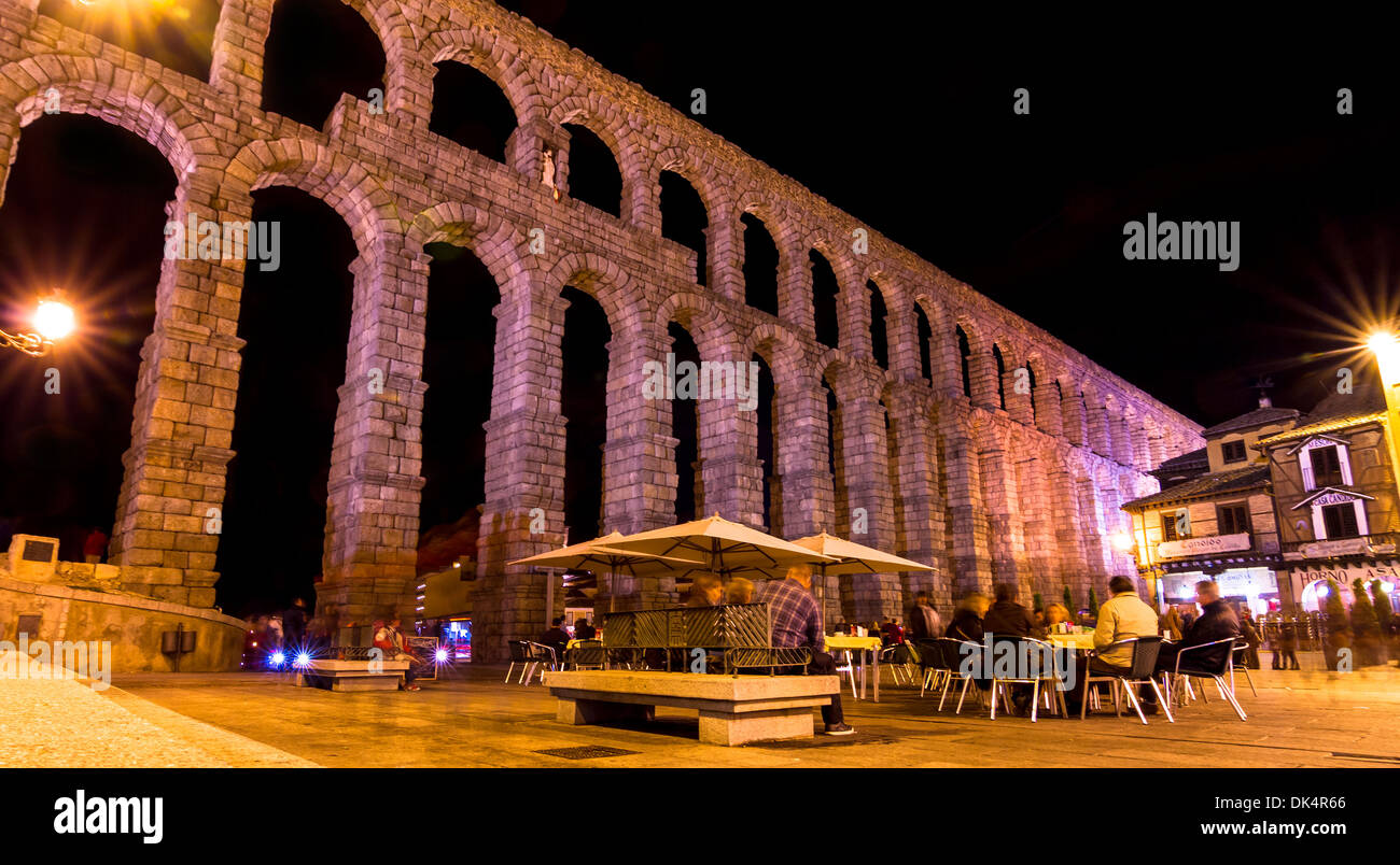 Panoramic night view of The Aqueduct of Segovia Stock Photo - Alamy