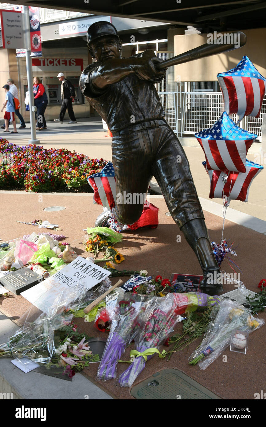 May 23, 2011 - Minneapolis, Minnesota, U.S - Fans gathered around the statute of Harmon Killebrew prior to the Seattle Mariners versus Minnesota Twins baseball game at Target Field in Minneapolis, MN. The team hosted a pre-game tribute to the former Minnesota Twins hero. (Credit Image: © Steve Kotvis/Southcreek Global/ZUMAPRESS.com) Stock Photo