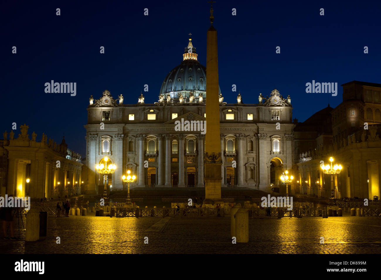 Gian lorenzo bernini basilica di san pietro in vaticano hi-res stock ...